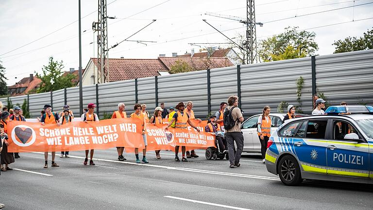 Aktivistinnen und Aktivisten der 'Letzten Generation' hatten am Dienstag die B19 in Würzburg blockiert. 43 Personen wurden von der Polizei in Gewahrsam genommen - sieben über Nacht.