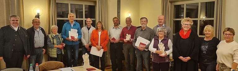 Ehrungen gab es für ausscheidende Gremiumsmitglieder. Unser Bild zeigt von links: Domkapitular Clemens Bieber, Walter Zeilbehr, Elisabeth Hauck, Alois Gensler, Johannes Krebs, Angelika Zotter, Thomas Volkmuth, Heribert Haßmüller, Alfons Holzheimer, Reiner Türk, Helga Müller, Angelika Ochs, Rita Rösch und Birgit Jahn. Ehrungen gab es für ausscheidende Gremiumsmitglieder. Unser Bild zeigt von links: Domkapitular Clemens Bieber, Walter Zeilbehr, Elisabeth Hauck, Alois Gensler, Johannes Krebs, Angelika Zotter, Thomas Volkmuth, Heribert Haßmüller, Alfons Holzheimer, Reiner Türk, Helga Müller, Angelika Ochs, Rita Rösch und Birgit Jahn.