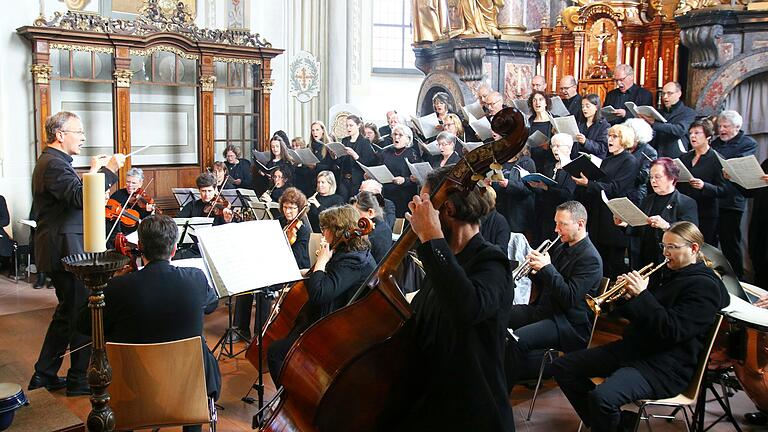 Zauberten mit der Aufführung von Mozart´s Krönungsmesse ein einmaliges Klangvolumen in die Wiesentheider Pfarrkirche St. Mauritius – das Orchester und Kirchenchor St. Johannes Kitzingen (samt den vier Solisten – nicht im Bild) unter der Leitung von Christian Stegmann (links).