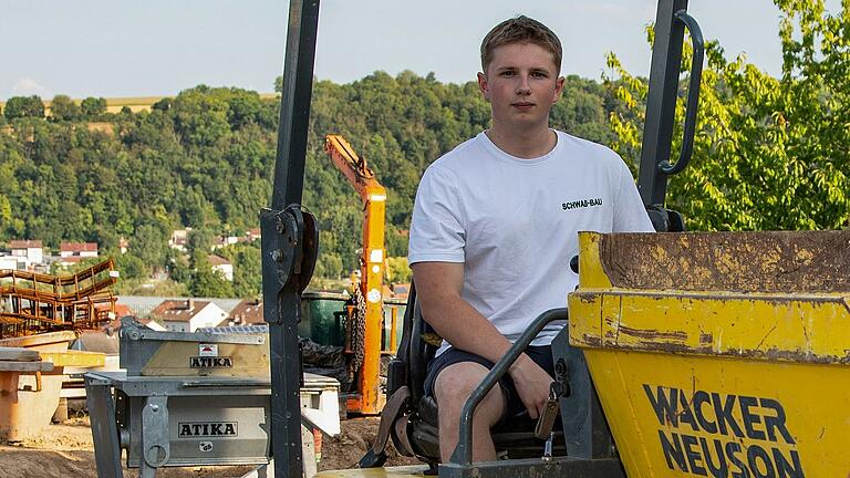 Sam Hedicke, 17, aus Marktbreit, startet als Lehrling zum Maurer- und Betonbauer&nbsp;bei Schwab-Bau in Segnitz. Für die Maurer- und Betonbaumeister Patrick und Martin Schwab ist er der erste Azubi.
