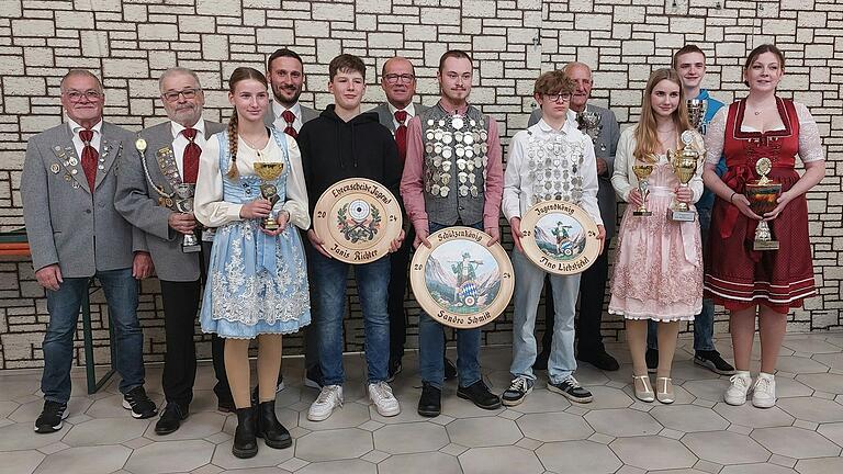 Die Sieger des Königsschießens 2024 beim Kleinkaliber-Schützenverein (KKS) Karlburg (von links): Zweiter Schützenmeister Werner Gehret, Manfred Köhler, Amelia Beyer, Erster Sportleiter Marco Gehret, Janis Richter, Alfons Ruppert, Schützenkönig Sandro Schmitt, Jugendkönig Tino Liebstückel, Willi Wingenfeld, Elinor Beyer, Frederick Ziegler, Emily Rehm.