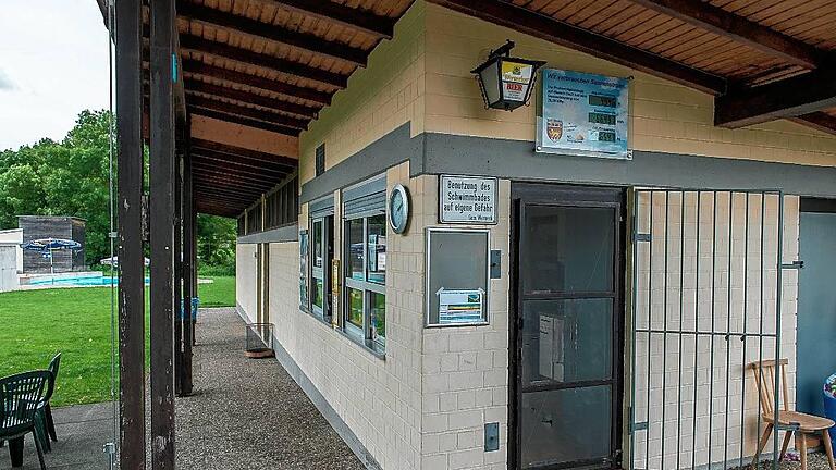 Ein echtes Bürgerbad - „Wir Schraudenbacher haben das Bad immer als unser Bad verstanden.“ Auch Ewald Öftring hat ein enges Verhältnis zu dem kleinen Schatzkästlein. Er ist einer von über 30 Einwohnern, die sich um das Freibad am Ortsrand kümmern. Sie halten im Sommer den Betrieb am Laufen. Als ehrenamtliche Bademeister, Kioskbetreiber, Putzkolonne, Rasenpfleger und Handwerker. Bürger arbeiten für's Bürgerbad. Die Ursprünge gehen auf die 50er Jahren zurück: Die Gemeinde baute an der Straße nach Schwebenried ein Löschwasserbecken, das vom Stängersgraben gespeist wurde und schon damals die Kinder im Sommer magisch anzog. Eine Betoneinfassung kam dazu, eine Umkleidebaracke. Eigentlich jeder, der in Schraudenbach aufgewachsen ist, verbindet Erinnerungen mit dem Schwimmbad, hat dort geplanscht, das Schwimmen gelernt oder sich seinen ersten Sonnenbrand geholt. Auch die heutige Bürgermeisterin Edeltraud Baumgartl ist in ihrer Jugend aus Werneck herübergeradelt. 2005 schien das Ende gekommen. Auflagen des Gesundheitsamts stellten die Gemeinde vor Probleme, wie Bürgermeisterin Edeltraud Baumgartl erklärt. Die Technik der Wasserumwälzung war am Ende. Auch wenn die Wasserqualität nie ein Thema gewesen sei. Der Gemeinderat wollte das Bad aufgeben. Die Schraudenbacher krempelten aber die Ärmel hoch und setzten politisch den Erhalt per Bürgerentscheid durch, um dann selbst mitanzupacken. Tausende Stunden an Eigenleistung verwandelten das in die Jahre gekommene Bad in ein blitzendes Naherholungsareal mit Schwimmbecken, Kleinkinderbecken, Rutsche und neuem Funktionsgebäude. Auch die Gemeinde sah sich in der Pflicht: Sie investierte 650 000 Euro. Seit der Wiedereröffnung 2007 setzen sich die Schraudenbacher zeitig im Frühjahr zusammen, machen den Dienstplan für den kompletten Sommer. Etwa 30 Einwohner machen mit, kassieren den moderaten Eintritt, machen Wienerwürstchen heiß, kochen Kaffee, schauen nach dem Rechten. „Der Betrieb hängt von der Mannschaft ab“, sagt Öftring. Schon seit Jahren fährt er nicht mehr in den Sommerurlaub; den verbringt er im Bad. Auch die vorgeschriebene Badeaufsicht stellt das Dorf selbst. Etwa zehn Personen haben den Rettungsschwimmschein. Wie etwa Sabrina Heuler und Anna-Lena Bunn, die mit einem knallorangen Notfallkoffer die Bank neben dem Becken bezogen haben. „Ich bin ja sowieso hier“, sagt Anna-Lena Bunn. Also wieso nicht gleich Aufsicht machen? Auch sie sind Kinder des Bads. An diesem wolkenbedeckten Augusttag wird ihre Wachsamkeit nicht allzu sehr strapaziert. Etwa 100 Gäste sind da: viele Kinder, eine auswärtige Jugendgruppe, die bei Arnstein zeltet, und eine Handvoll jugendlicher Mädchen, die sich in eine Ecke verzogen haben, ihre Handys malträtieren und auf bräunende Sonnenstrahlen warten. An Hitzetagen aber knubbeln sich 800 bis 900 Besucher auf der Wiese. Für die Jungs ist dann kein Platz mehr zum Fußballspielen. Öftring schickt sie einfach auf den benachbarten Sportplatz. Im Bad geht es pragmatisch zu. „Das hier ist tolle Jugendarbeit“, sagt Öftring mit Blick auf die Liegewiese. Denn die Eltern fahren mit dem Auto vor, lassen die Kinder herausspringen und kümmern sich um Besorgungen oder ähnliches. Denn sie wüssten ihren Nachwuchs in guter Obhut. Gerade diese Übersichtlichkeit und im Vergleich zu großen Freibädern wohltuende Ruhe spricht sich herum: „Immer mehr Gäste kommen von auswärts, den umliegenden Gemeinden. Manche sogar aus Schweinfurt“, sagt Öftring. Gerade Familien mit Kleinkindern. Da passt es, dass nun auch das Sommersegel für das Baby-Planschbecken finanziert ist und bald montiert werden kann. Und das Bad ist im Sommer der Treffpunkt und die Kommunikationszentrale des 750-Einwohner-Dorfes. Viele schauen auf einen Kaffee vorbei oder genießen ein Feierabendbier. Auch Angelika Jäcklein, die eigentlich eher im Sportheim engagiert ist, findet regelmäßig den Weg ins Bad. Wenn Not am Mann ist, springt sie ein: „Ich bin einer der Lückenfüller.“ Sie alle sorgen dafür, dass das Bad überhaupt tragbar ist; das Ehrenamt wird mit einer kleinen Entschädigung vergütet. Das Gesamtdefizit, das sich an der 100 000-Euro-Grenze herantastet, trägt die Gemeinde. Dort stellt das Bad heute niemand in Frage. Bürgermeisterin Baumgartl lobt den Einsatz der Schraudenbacher und hofft, dass der Betrieb auf diese Weise weiterlaufen kann. Öftring und seine Mannschaft sind bereits dabei, auch Jüngere Schwimmbadbegeisterte in die Verantwortung zu nehmen. Nur eine Sorge plagt die Schraudenbacher: Auf der benachbarten Kreisstraße wird oft zu schnell gefahren. In Stoßzeiten stehen dort auch noch parkende Autos, weil der Parkplatz recht klein ist. „Will man warten, bis etwas passiert?“, fragt ein besorgter Gast. „Nein“, sagt die Bürgermeisterin: „Wir suchen nach Lösungen.“ Ein echtes Bürgerbad - „Wir Schraudenbacher haben das Bad immer als unser Bad verstanden.“ Auch Ewald Öftring hat ein enges Verhältnis zu dem kleinen Schatzkästlein. Er ist einer von über 30 Einwohnern, die sich um das Freibad am Ortsrand kümmern. Sie halten im Sommer den Betrieb am Laufen. Als ehrenamtliche Bademeister, Kioskbetreiber, Putzkolonne, Rasenpfleger und Handwerker. Bürger arbeiten für's Bürgerbad. Die Ursprünge gehen auf die 50er Jahren zurück: Die Gemeinde baute an der Straße nach Schwebenried ein Löschwasserbecken, das vom Stängersgraben gespeist wurde und schon damals die Kinder im Sommer magisch anzog. Eine Betoneinfassung kam dazu, eine Umkleidebaracke. Eigentlich jeder, der in Schraudenbach aufgewachsen ist, verbindet Erinnerungen mit dem Schwimmbad, hat dort geplanscht, das Schwimmen gelernt oder sich seinen ersten Sonnenbrand geholt. Auch die heutige Bürgermeisterin Edeltraud Baumgartl ist in ihrer Jugend aus Werneck herübergeradelt. 2005 schien das Ende gekommen. Auflagen des Gesundheitsamts stellten die Gemeinde vor Probleme, wie Bürgermeisterin Edeltraud Baumgartl erklärt. Die Technik der Wasserumwälzung war am Ende. Auch wenn die Wasserqualität nie ein Thema gewesen sei. Der Gemeinderat wollte das Bad aufgeben. Die Schraudenbacher krempelten aber die Ärmel hoch und setzten politisch den Erhalt per Bürgerentscheid durch, um dann selbst mitanzupacken. Tausende Stunden an Eigenleistung verwandelten das in die Jahre gekommene Bad in ein blitzendes Naherholungsareal mit Schwimmbecken, Kleinkinderbecken, Rutsche und neuem Funktionsgebäude. Auch die Gemeinde sah sich in der Pflicht: Sie investierte 650 000 Euro. Seit der Wiedereröffnung 2007 setzen sich die Schraudenbacher zeitig im Frühjahr zusammen, machen den Dienstplan für den kompletten Sommer. Etwa 30 Einwohner machen mit, kassieren den moderaten Eintritt, machen Wienerwürstchen heiß, kochen Kaffee, schauen nach dem Rechten. „Der Betrieb hängt von der Mannschaft ab“, sagt Öftring. Schon seit Jahren fährt er nicht mehr in den Sommerurlaub; den verbringt er im Bad. Auch die vorgeschriebene Badeaufsicht stellt das Dorf selbst. Etwa zehn Personen haben den Rettungsschwimmschein. Wie etwa Sabrina Heuler und Anna-Lena Bunn, die mit einem knallorangen Notfallkoffer die Bank neben dem Becken bezogen haben. „Ich bin ja sowieso hier“, sagt Anna-Lena Bunn. Also wieso nicht gleich Aufsicht machen? Auch sie sind Kinder des Bads. An diesem wolkenbedeckten Augusttag wird ihre Wachsamkeit nicht allzu sehr strapaziert. Etwa 100 Gäste sind da: viele Kinder, eine auswärtige Jugendgruppe, die bei Arnstein zeltet, und eine Handvoll jugendlicher Mädchen, die sich in eine Ecke verzogen haben, ihre Handys malträtieren und auf bräunende Sonnenstrahlen warten. An Hitzetagen aber knubbeln sich 800 bis 900 Besucher auf der Wiese. Für die Jungs ist dann kein Platz mehr zum Fußballspielen. Öftring schickt sie einfach auf den benachbarten Sportplatz. Im Bad geht es pragmatisch zu. „Das hier ist tolle Jugendarbeit“, sagt Öftring mit Blick auf die Liegewiese. Denn die Eltern fahren mit dem Auto vor, lassen die Kinder herausspringen und kümmern sich um Besorgungen oder ähnliches. Denn sie wüssten ihren Nachwuchs in guter Obhut. Gerade diese Übersichtlichkeit und im Vergleich zu großen Freibädern wohltuende Ruhe spricht sich herum: „Immer mehr Gäste kommen von auswärts, den umliegenden Gemeinden. Manche sogar aus Schweinfurt“, sagt Öftring. Gerade Familien mit Kleinkindern. Da passt es, dass nun auch das Sommersegel für das Baby-Planschbecken finanziert ist und bald montiert werden kann. Und das Bad ist im Sommer der Treffpunkt und die Kommunikationszentrale des 750-Einwohner-Dorfes. Viele schauen auf einen Kaffee vorbei oder genießen ein Feierabendbier. Auch Angelika Jäcklein, die eigentlich eher im Sportheim engagiert ist, findet regelmäßig den Weg ins Bad. Wenn Not am Mann ist, springt sie ein: „Ich bin einer der Lückenfüller.“ Sie alle sorgen dafür, dass das Bad überhaupt tragbar ist; das Ehrenamt wird mit einer kleinen Entschädigung vergütet. Das Gesamtdefizit, das sich an der 100 000-Euro-Grenze herantastet, trägt die Gemeinde. Dort stellt das Bad heute niemand in Frage. Bürgermeisterin Baumgartl lobt den Einsatz der Schraudenbacher und hofft, dass der Betrieb auf diese Weise weiterlaufen kann. Öftring und seine Mannschaft sind bereits dabei, auch Jüngere Schwimmbadbegeisterte in die Verantwortung zu nehmen. Nur eine Sorge plagt die Schraudenbacher: Auf der benachbarten Kreisstraße wird oft zu schnell gefahren. In Stoßzeiten stehen dort auch noch parkende Autos, weil der Parkplatz recht klein ist. „Will man warten, bis etwas passiert?“, fragt ein besorgter Gast. „Nein“, sagt die Bürgermeisterin: „Wir suchen nach Lösungen.“