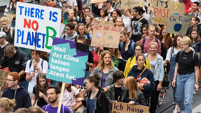 Schülerinnen und Schüler demonstrieren in der Würzburger Innenstadt für mehr Klimaschutz. Für die Kundgebung am Freitag, 20.September, erhalten sie Unterstützung aus Kirchen und Gewerkschaften.