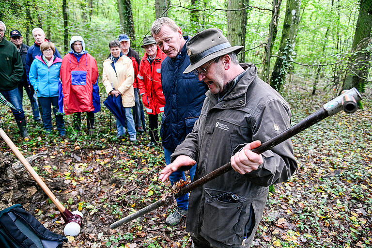 Mit dem Bohrstock überprüft Revierförster Wolfgang Schölch die Bodenbeschaffenheit und stellt fest, dass in 30 Zentimetern Tiefe noch kaum Niederschlag angekommen ist. Mit dem Bohrstock überprüft Revierförster Wolfgang Schölch die Bodenbeschaffenheit und stellt fest, dass in 30 Zentimetern Tiefe noch kaum Niederschlag angekommen ist.