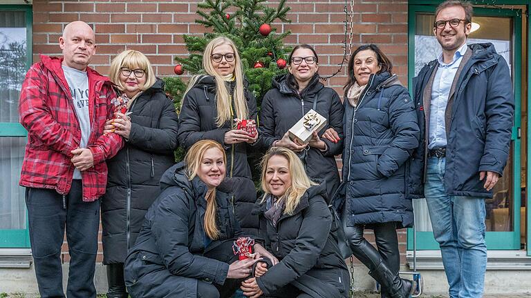 Rund um den selbst geschmückten&nbsp; Weihnachtsbaum: in der hinteren stehen von links Vitalii Overchenko, Viktoriia Overchenko, Viktoriia Zaitseva, Nataliia Khlystova, Gabriele Nelkenstock und Prof. Dr. Imad Maatouk. Vorne von links knien: Übersetzerin Olga Saporoshzew und Olena Yegorova.&nbsp;