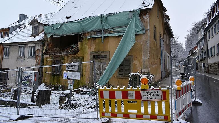 Nach dem Teileinsturz ist das 'Schmitts Mary Haus' in Bad Neuhaus abgesichert worden. Die Tage des Hauses sind offenbar gezählt.