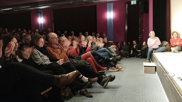 Zur Lesung im übervollen Theater Gerbergasse in Karlstadt waren auch einige Politikerinnen und Politiker gekommen. Zur Lesung im übervollen Theater Gerbergasse in Karlstadt waren auch einige Politikerinnen und Politiker gekommen.
