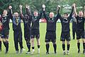 Freude bei der (SG) Gerolzhofen II/Michelau nach dem 3:1 in Geiselwind: Spielertrainer Jannik Merkel (Vierter von rechts) und seine Kollegen ließen sich feiern und dürfen nun um den Aufstieg in der Kreisklasse spielen.