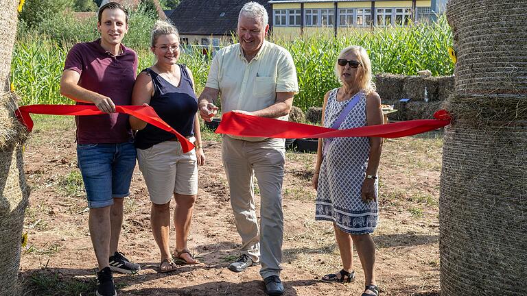 Julia Bayer und Carsten Goldschmidt eröffnen zusammen mit Bürgermeister Jürgen Hennemann und Stadträtin Irene Jungnickel das neue Maislabyrinth. Julia Bayer und Carsten Goldschmidt eröffnen zusammen mit Bürgermeister Jürgen Hennemann und Stadträtin Irene Jungnickel das neue Maislabyrinth.