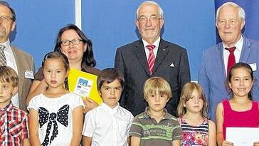 Kleine Gewinner: Die Delegation der Grundschule Würzburg Lengfeld mit Paul Beinhofer und Armin Grein (beide hinten rechts).