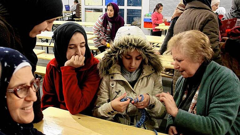 Veitshöchheimer kümmern sich um die Flüchtlinge in der Notunterkunft in der Kaserne. Angerechnet wird das aber der Stadt Würzburg.