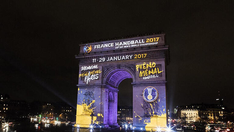 Lightshow       -  Der Arc de Triomphe in Paris wird zur WM mit Motiven des Sport-Großereignisses angestrahlt. Foto: Kamil Zihnioglu/AP