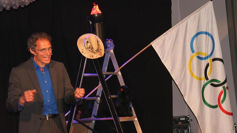 Vor der Flamme und der Olympiafahne riss Dieter Baumann sein Publikum mit. Vor der Flamme und der Olympiafahne riss Dieter Baumann sein Publikum mit.