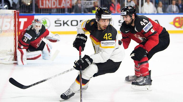 Durchgesetzt       -  Yasin Ehliz hat sich beim Kampf um den Puck gegen den Kanadier Marc-Edouard Vlasic (r) durchgesetzt. Foto: Marius Becker