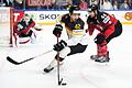Durchgesetzt       -  Yasin Ehliz hat sich beim Kampf um den Puck gegen den Kanadier Marc-Edouard Vlasic (r) durchgesetzt. Foto: Marius Becker