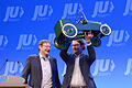 Landesversammlung Junge Union Bayern       -  Andreas Scheuer (r) erhielt 2016 nach seiner Rede auf der Landesversammlung der Jungen Union Bayern in Penzberg von Hans Reichhart (l) ein historisches Kinder-Spielauto.