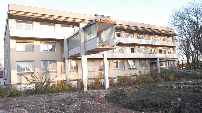 Hier steht es und wartet darauf, abgerissen zu werden: das ehemalige Kreiskrankenhaus von Bad Königshofen. Hier steht es und wartet darauf, abgerissen zu werden: das ehemalige Kreiskrankenhaus von Bad Königshofen.