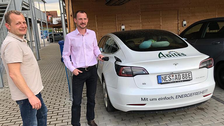 Das Betriebsgebäude der Firma Adites auf dem Firmengelände in Bad Neustadt beherbergt neben der Geschäftszentrale auch Mietwohnungen. Die Aufnahme zeigt Prokurist Artur Braun (links) und Geschäftsführer Dieter Esau beim Tanken eines Elektroautos. Das Betriebsgebäude der Firma Adites auf dem Firmengelände in Bad Neustadt beherbergt neben der Geschäftszentrale auch Mietwohnungen. Die Aufnahme zeigt Prokurist Artur Braun (links) und Geschäftsführer Dieter Esau beim Tanken eines Elektroautos.