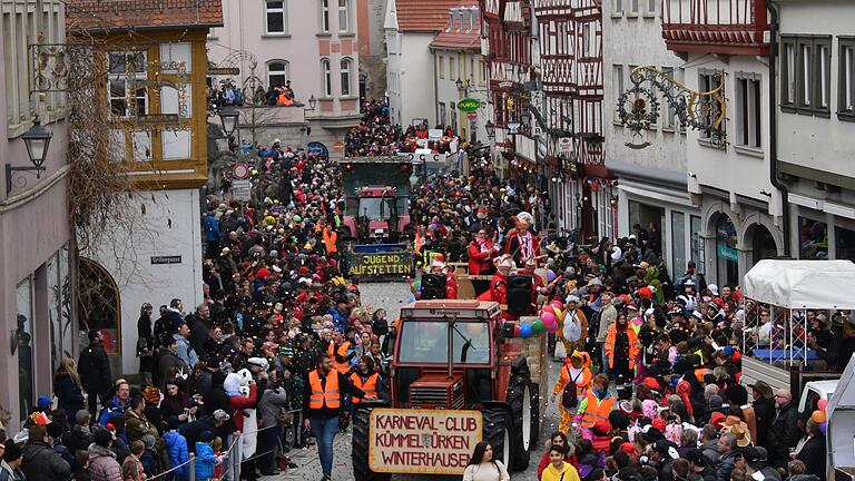 Bis zu 10.000 Schaulustige besuchten in den Jahren vor der Corona-Pandemie den Faschingszug in Ochsenfurt. Mit ähnlichen Besucherzahlen rechnet die Leiterin der Tourist-Info, Katharina Felton, auch in diesem Jahr.