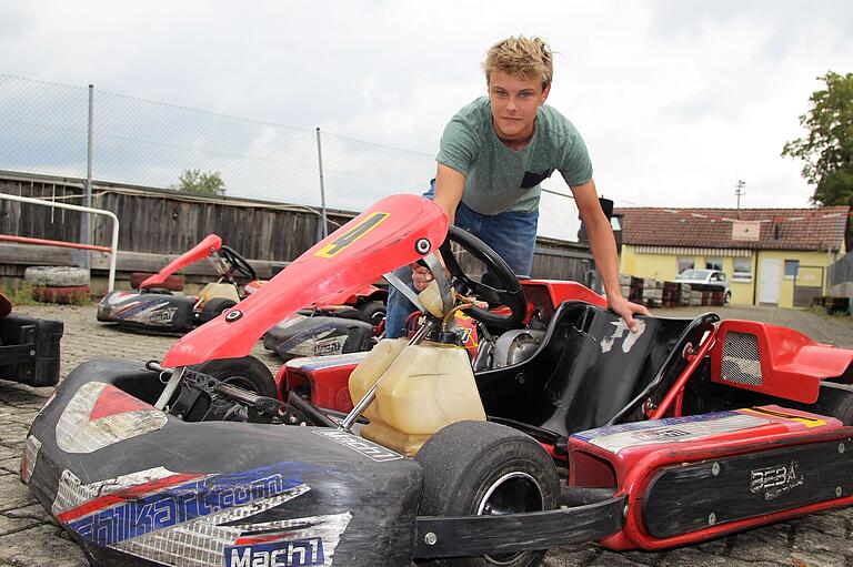 Der 14-jährige Leander Schmincke war einer der ehrenamtlichen Helfer der MSV Gerolzhofen, die die Karts auf den Kinderansturm beim Ferienspaß vorbereiteten. Der 14-jährige Leander Schmincke war einer der ehrenamtlichen Helfer der MSV Gerolzhofen, die die Karts auf den Kinderansturm beim Ferienspaß vorbereiteten.