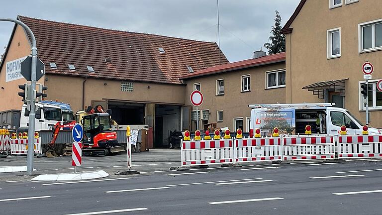 Ein Wasserrohrbruch an der  Kreuzung B 8/Jahnstraße sorgte in Kitzingen für Verkehrsbehinderungen – und viel Kopfzerbrechen.