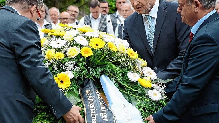 Bruderkrieg Uettingen Gedenkveranstaltung - Kranzniederlegung am Kriegsdenkmal. Bruderkrieg Uettingen Gedenkveranstaltung - Kranzniederlegung am Kriegsdenkmal.