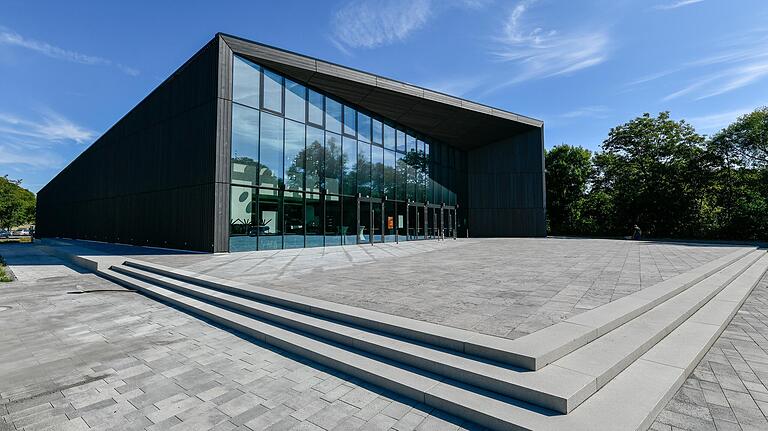 Die Tauberphilharmonie in Weikersheim – das Foyer lenkt den Blick auf die Türme der Altstadt. Die Tauberphilharmonie in Weikersheim – das Foyer lenkt den Blick auf die Türme der Altstadt.