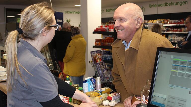 Landrat Thomas Habermann hat erstmals den 'Dorfladen Besengau' in Bastheim besucht und dabei auch gleich seinen Wochenendeinkauf erledigt.&nbsp;