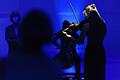 Wenn Musik, Raum und Licht zu einem Werk verschmelzen: Das Orchester im Treppenhaus, im Vordergrund Geigerin Johanna Ruppert, bei seinem Mozartfest-Gastspiel im Vogel Convention Center (VCC) in Würzburg.