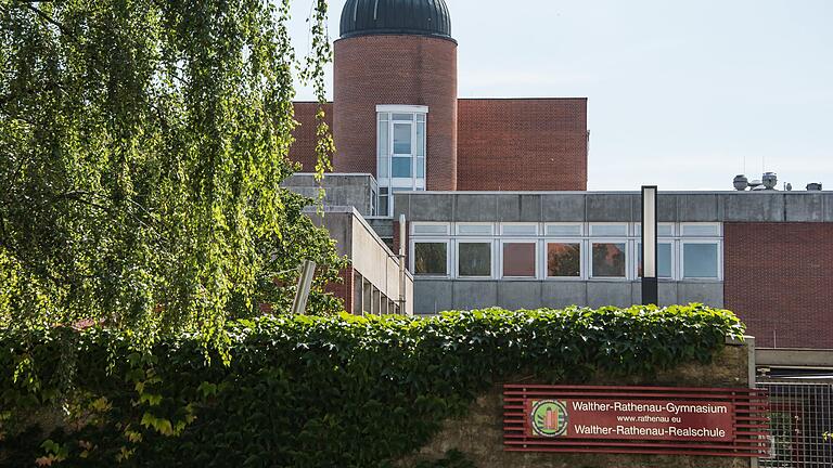 Im kommenden Schuljahr 2022/2023 wird es am Walther-Rathenau-Gymnasium sowie der Walther-Rathenau-Realschule jeweils eine zusätzliche Eingangsklasse geben. Im kommenden Schuljahr 2022/2023 wird es am Walther-Rathenau-Gymnasium sowie der Walther-Rathenau-Realschule jeweils eine zusätzliche Eingangsklasse geben.