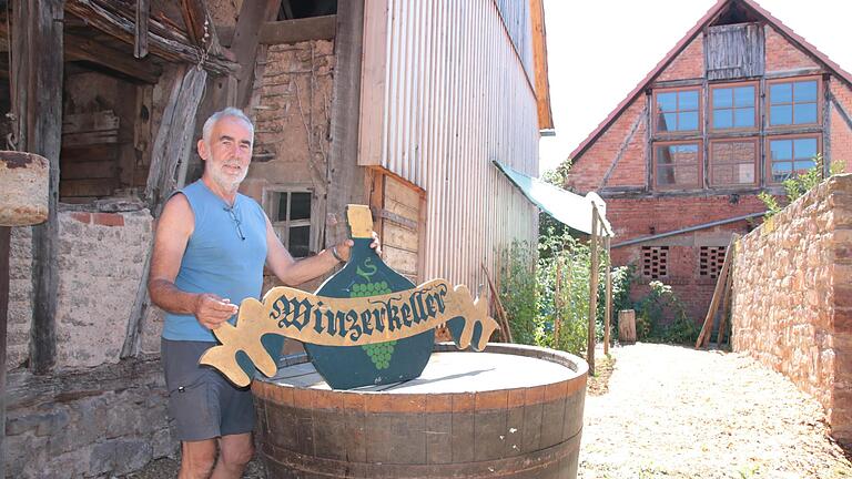 Karl-Heinz Maul ist einer von rund zehn Hammelburger Winzern, die ihre Trauben noch bei der GWF abliefern. Vom geschlossenen Winzerkeller hat er das Schild und den zum Tisch umfunktionierten Holz-Bottich gerettet. - Karl-Heinz Maul ist einer von rund zehn Hammelburger Winzern, die ihre Trauben noch bei der GWF abliefern. Vom geschlossenen Winzerkeller hat er das Schild und den zum Tisch umfunktionierten Holz-Bottich gerettet. Karl-Heinz Maul ist einer von rund zehn Hammelburger Winzern, die ihre Trauben noch bei der GWF abliefern. Vom geschlossenen Winzerkeller hat er das Schild und den zum Tisch umfunktionierten Holz-Bottich gerettet. - Karl-Heinz Maul ist einer von rund zehn Hammelburger Winzern, die ihre Trauben noch bei der GWF abliefern. Vom geschlossenen Winzerkeller hat er das Schild und den zum Tisch umfunktionierten Holz-Bottich gerettet.