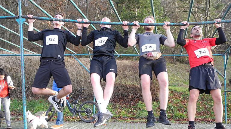 Reinhängen für den gemeinsamen Erfolg       -  Beim Fuschter Silvesterlauf 2022 machten Edwin Gensler vom SC Diebach (links) sowie die Obereschenbacher David Reuter (2. von links) und Andreas Graf (rechts) schon gemeinsam Klimmzüge.  Zur neuen Saison spielt das Trio auch für den selben Verein.