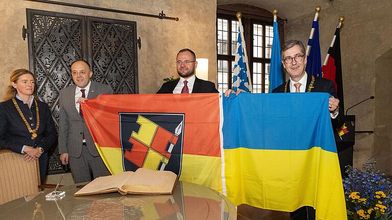 Besiegeln die Städtefreundschaft im historischen Wenzelsaal des Rathauses: Würzburgs Oberbürgermeister Christian Schuchardt (rechts) und Ihor Polishchuk (2. von rechts), mit dem ukrainischen Generalkonsul Yurii Nykytiuk und Bürgermeisterin Judith Roth. Besiegeln die Städtefreundschaft im historischen Wenzelsaal des Rathauses: Würzburgs Oberbürgermeister Christian Schuchardt (rechts) und Ihor Polishchuk (2. von rechts), mit dem ukrainischen Generalkonsul Yurii Nykytiuk und Bürgermeisterin Judith Roth.