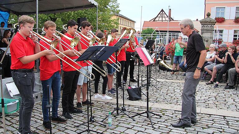 Regengüsse hielten Musiker und Zuhörer auf Trab. Trotzdem souverän: der musikalische Leiter Wolfram Hirsch.