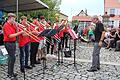 Regengüsse hielten Musiker und Zuhörer auf Trab. Trotzdem souverän: der musikalische Leiter Wolfram Hirsch.