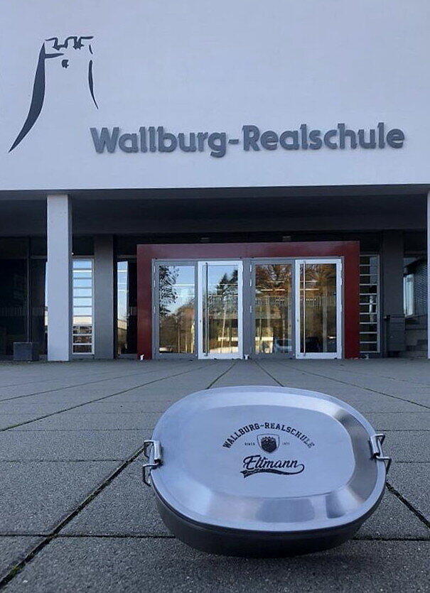 Die Brotzeitbox, hier vor der „Wallburg-Realschule“ präsentiert, fand bedingt durch die Coronazeit auch viele andere Nutzungsmöglichkeiten.