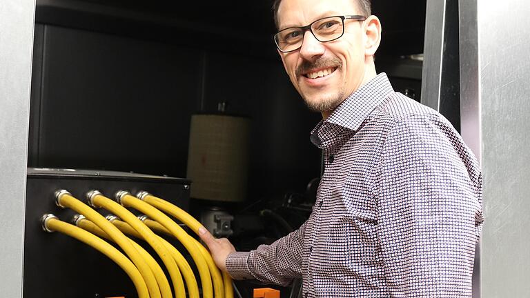 Springt ein, wenn die Stromversorgung von außerhalb ausfällt: Frank Hußlein, technischer Leiter der Haßberg-Kliniken, wirft einen Blick ins neue Notstromaggregat im Haus Haßfurt.