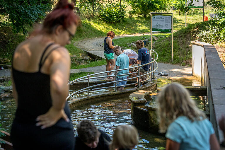 An Station 7, bei der Wassertretanlage Gänsbrunnen, kann man seine Füße kühlen. Die Anlage ist barrierefrei zugänglich.