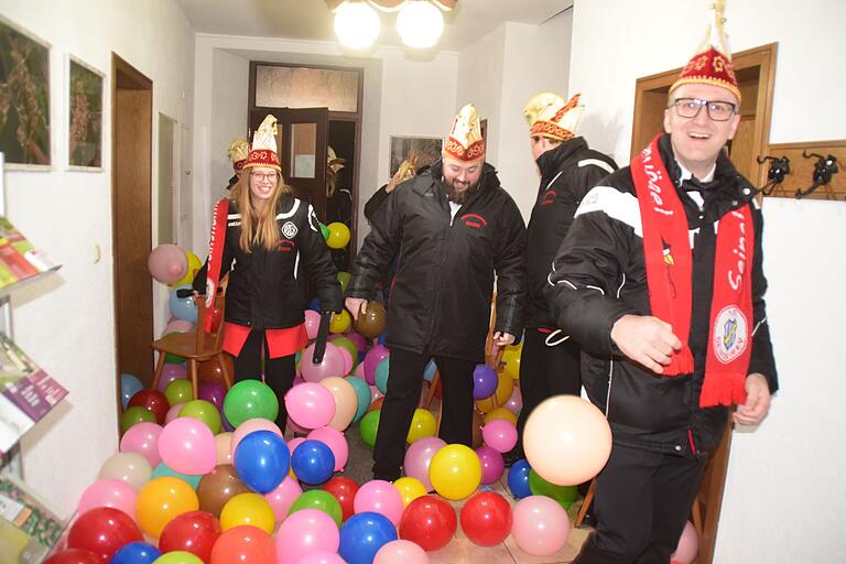 Durch Luftballons mussten sich die Galgenvögel kämpfen, um in den Ratssaal zu gelangen. Durch Luftballons mussten sich die Galgenvögel kämpfen, um in den Ratssaal zu gelangen.