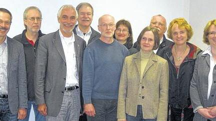 Vertrag unterzeichnet: Dr. Rainer Kuhn (von links) und die niedergelassenen Ärzte Dr. Martin Wünsch, Dr. Roland Köth, Dr. Klaus Wehe, Roland Famulla, Helga Kahl, Dorothea Newiger, Dr. Franz Wehming, Dr. Gertrud Kuchler und Dr. Julia Treiber. Die auf dem Foto fehlenden Ärzte konnten entweder am Termin nicht teilnehmen oder mussten die Sitzung früher verlassen.