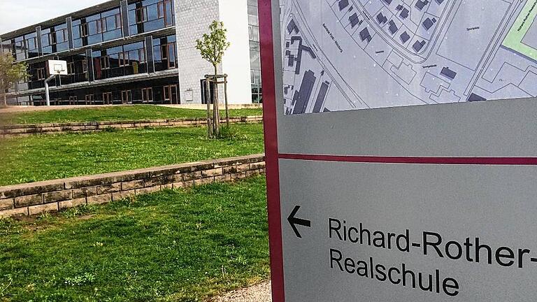 Geschichte - (lsl) Den Schriftzug Richard-Rother-Realschule gibt es schon seit Wochen nicht mehr. Jetzt hat das Kultusministerium bestätigt: Ab dem 1. Januar wird der Name in Staatliche Realschule Kitzingen geändert. Geschichte - (lsl) Den Schriftzug Richard-Rother-Realschule gibt es schon seit Wochen nicht mehr. Jetzt hat das Kultusministerium bestätigt: Ab dem 1. Januar wird der Name in Staatliche Realschule Kitzingen geändert.
