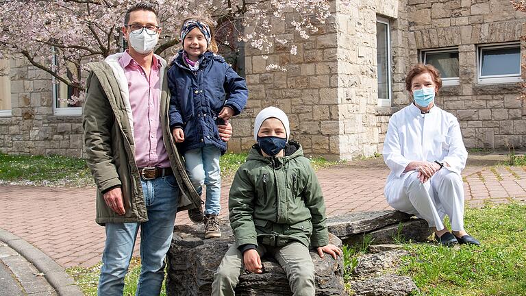 Die 'Bayern Wad'n Schraudi' unterstützen die Station Tanzbär der Missio-Kinderklinik in Würzburg mit 1000 Euro. Von links: Tobias, Fenja und Noah Krückel aus Schraudenbach mit Chefärztin Dr. Christina Kohlhauser-Vollmuth.