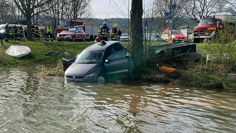 Unabsichtliches 'Bad' im Baggersse: Mit einer Seilwinde zieht die Feuerwehr Sand den VW Polo am Mittwoch aus dem Gewässer.