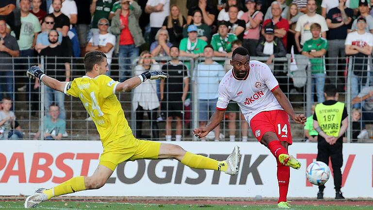 Da hatten die Schweinfurter nicht aufgepasst: Saliou Sané (rechts) trifft zur 1:0-Führung für die Würzburger Kickers, FC-05-Torhüter Nico Stephan kann nicht mehr eingreifen.