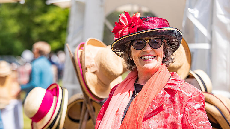 Zahlreiche Menschen besuchen am Donnerstag (18.05.22) die Casteller Schlossparktage. Bis Sonntag läuft die Schau unter dem Motto: „Schöne Dinge – gute Zeit“.