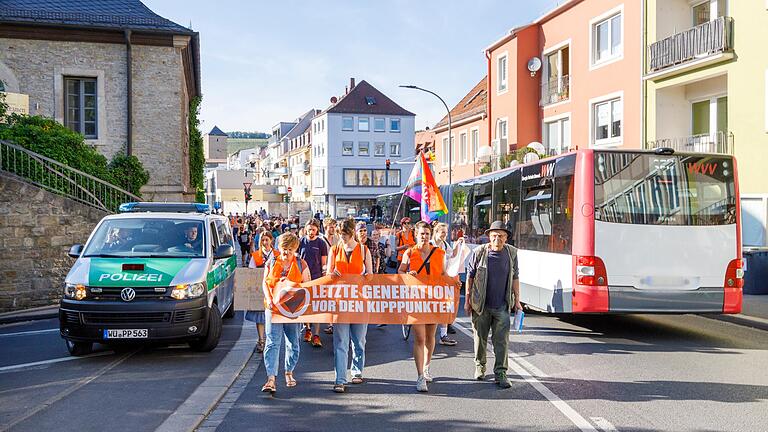 Die letzte Generation demonstrierte am Mittwochabend in Würzburg. Etwa 100 Teilnehmende zogen vom Alten Kranen zur Mainkuh.