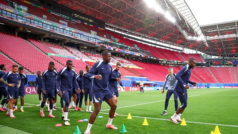 Ibrahima Konaté       -  Frankreichs Ibrahima Konaté (M) schaut besorgt auf die Situation in Frankreich.