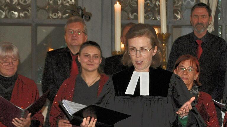 Die Wirkung von schöner Musik aufs menschliche Gemüt sprach Pfarrerin Lena Gleußner beim Abendgottesdienst in der Schlosskirche Eyrichshof an. Im Hintergrund der Chor Praising People.