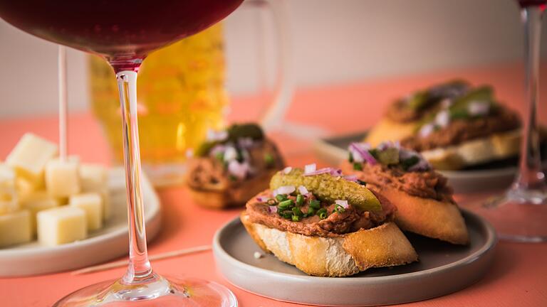 Borrelhapjes mit Filet Americain - Ob als Fingerfood oder an der Bar: Borrelhapjes mit Filet Americain auf Baguette werden gern mit Cornichons, Zwiebeln und Käsewürfeln zu einem Drink gereicht. Borrelhapjes mit Filet Americain - Ob als Fingerfood oder an der Bar: Borrelhapjes mit Filet Americain auf Baguette werden gern mit Cornichons, Zwiebeln und Käsewürfeln zu einem Drink gereicht.