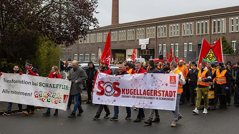 Am Warnstreik der IG Metall kurz vor der nächsten Verhandlungsrunde in den Tarifverhandlungen mit den Arbeitgebern nahmen in Schweinfurt auch Mitarbeitende von Schaeffler teil. Hier sollen laut Gewerkschaft in den nächsten Jahren bis zu 700 Arbeitsplätze wegfallen.